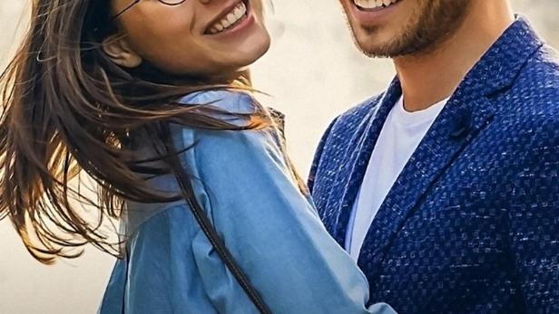 Ein lächelndes Paar umarmt sich; im Vordergrund der Filmtitel „Für immer Liebe²“.