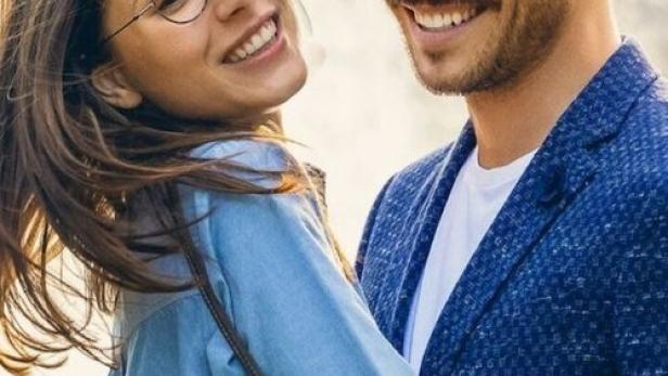 Ein lächelndes Paar umarmt sich; Werbung für den Film „Für immer Liebe 2“.