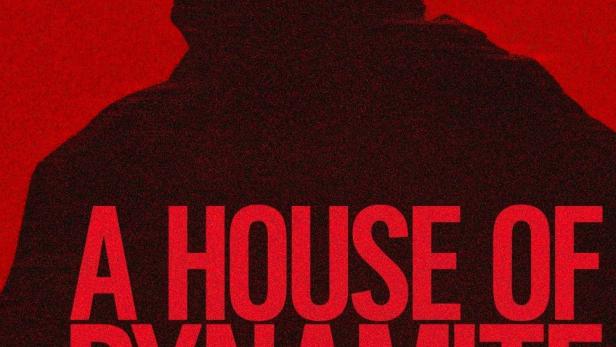 Das rote Filmplakat für „A House of Dynamite“ zeigt die Silhouette eines Mannes.