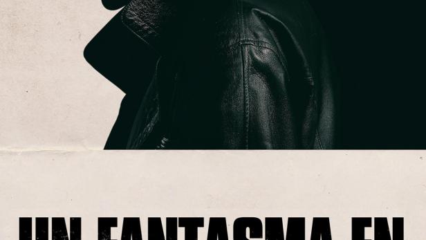 Eine Frau in Lederjacke, mit einer Pistole im Hintergrund, möglicherweise ein Filmposter.