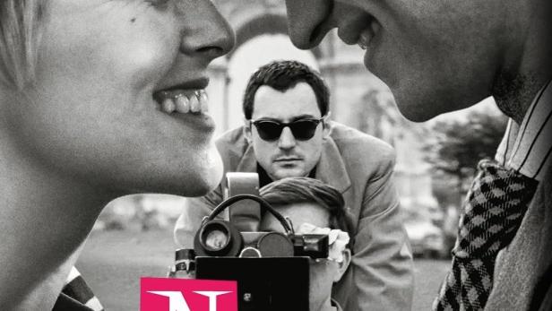 Schwarzweißaufnahme mit zwei sich anlächelnden Personen und dem Schriftzug „Nouvelle Vague“.