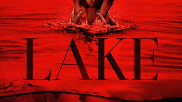 Eine Frau steht in einem See, dessen Grund mit Schädeln bedeckt ist; Filmposter „Bone Lake“.
