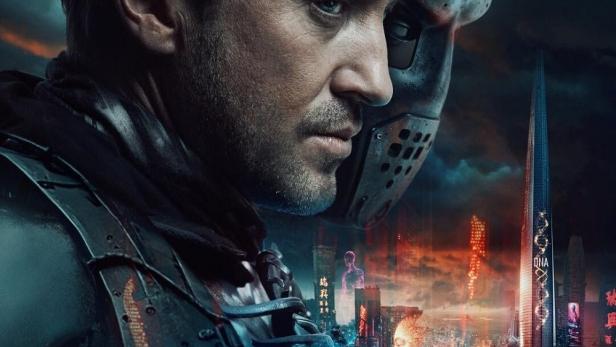 Das Filmplakat für „Alter“ zeigt Tom Felton und einen maskierten Charakter vor einer futuristischen Stadtkulisse.