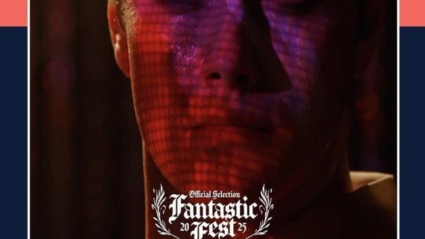Ein Mann, dessen Gesicht mit einem roten und violetten Gittermuster beleuchtet ist.