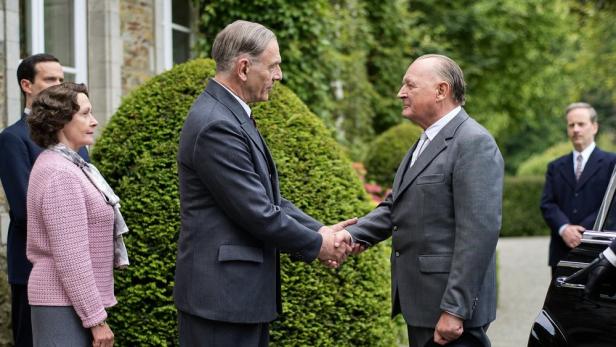 Burghart Klaußner schüttelt als Konrad Adenauer die Hand von Jean-Yves Berteloot als Charles de Gaulle.
