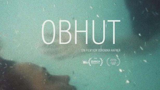 Das Filmplakat für „Obhut“ zeigt Jonas Holdenrieder und Luise Heyer unter Wasser.