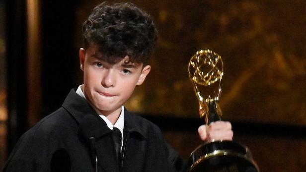Owen Cooper hält als bisher jüngster Preisträger einen Emmy Award in der Hand.
