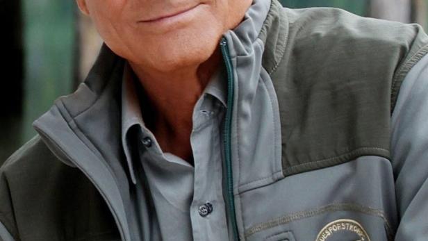 Ein Porträt von Schauspieler Terence Hill in seiner Rolle in „Die Bergpolizei – Ganz nah am Himmel“.