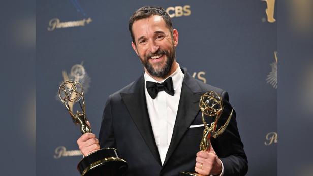 Noah Wyle hält bei den Emmys 2025 die beiden Preise hoch.