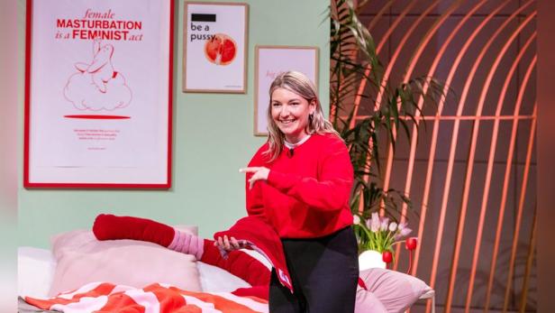 Eine junge Frau präsentiert ein Reiterkissen für Frauen.