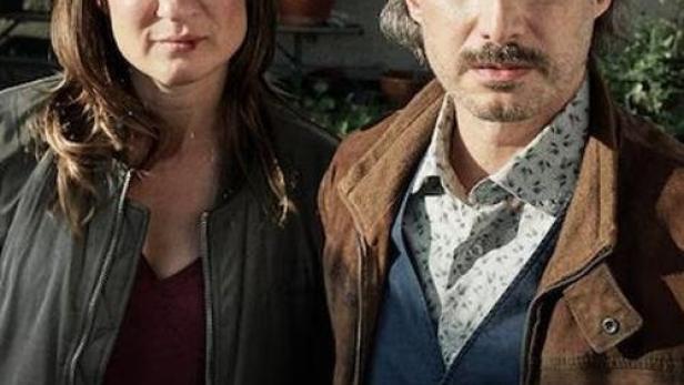 Das Filmplakat zu „Der Rote Wolf – Ein Krimi aus Passau“ zeigt ein Ermittlerduo.