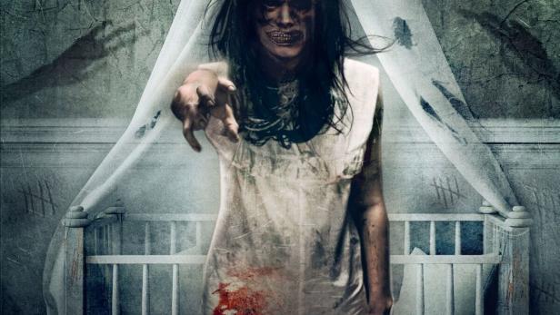 Eine unheimliche Frau steht vor einem Kinderbett, möglicherweise eine Szene aus dem Film „American Conjuring“.