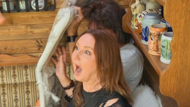 Hanka Rackwitz erschreckt ihre Sommerhaus-Mitbewohner in der Laube.