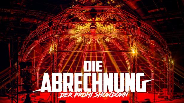 Ein runder, von allen einsehbarer Raum in einem Filmstudio.