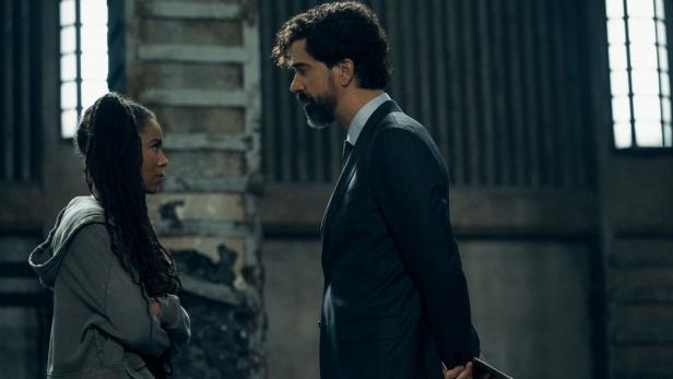 Marie (Jaz Sinclair) trifft auf den neuen Dekan.