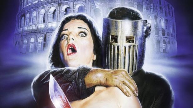 Ein Mann mit einem Helm bedroht eine Frau mit einem blutigen Messer vor dem Kolosseum.