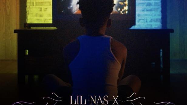 Ein Kind sitzt vor einem Fernseher, auf dem ein Gesicht mit weißblondem Haar zu sehen ist. Im Vordergrund steht „Lil Nas X: Long Live Montero“.