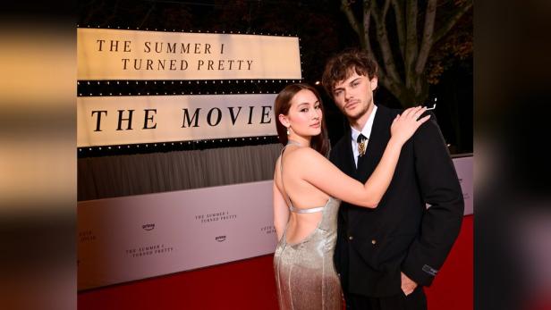 Lola Tung und Christopher Briney auf dem Red Carpet bei Pressetermin.