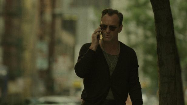 Jude Law als Restaurantbesitzer Jake Friedken im Freien.