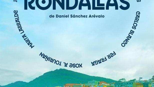 Das Filmplakat für „Rondallas“ zeigt eine Gruppe von Menschen vor einer farbenfrohen Küstenstadt.