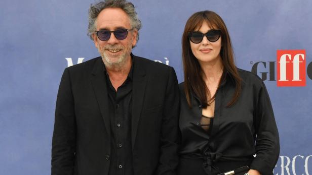 Das Paar Tim Burton und Monica Bellucci bei einem Event 2025 in Italien.