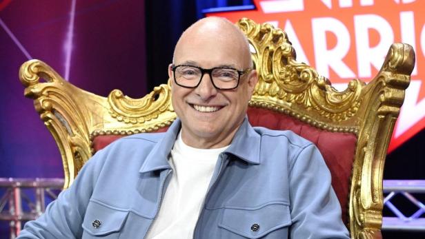 Frank Buschmann sitzt bei „Ninja Warrior“ auf einem Thronsessel.