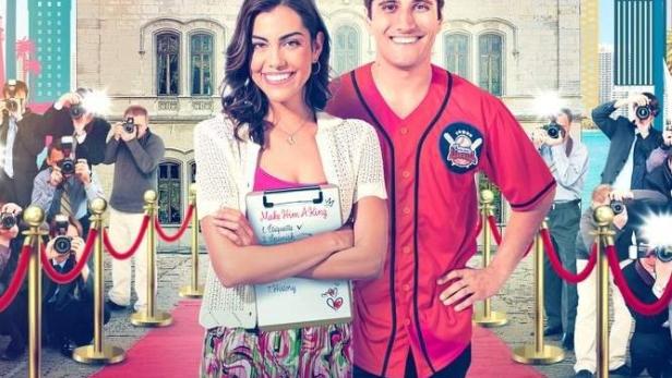 Das Filmplakat für „Verliebt in einen Prinzen“ zeigt eine Frau und einen Mann mit Krone auf einem roten Teppich.