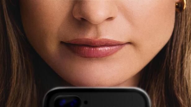 Das Filmplakat von „Swiped“ zeigt Lily James als Whitney Wolfe mit einem Smartphone in der Hand.