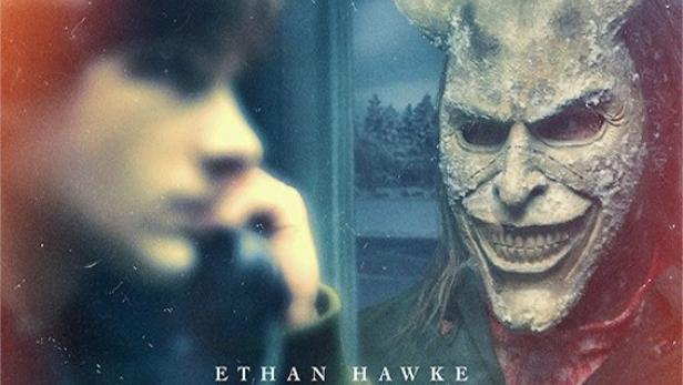 Das Filmplakat für „Black Phone 2“ zeigt einen Mann mit einer Teufelsmaske und Ethan Hawke.