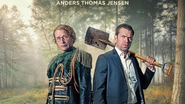 Filmplakat zeigt im Wald stehenden Mads Mikkelsen.