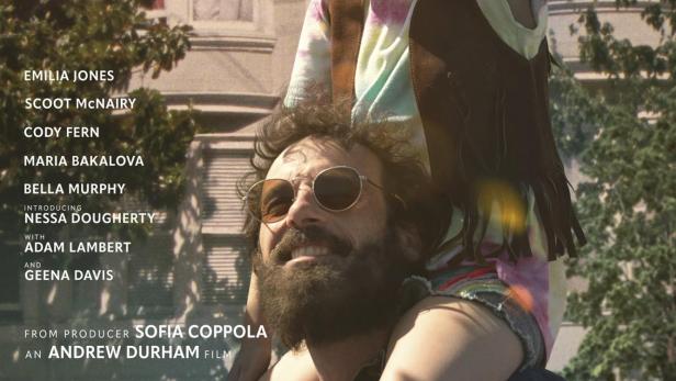 Ein Vater trägt seine Tochter auf den Schultern; Filmplakat für „Fairyland“ (Kinostart: Oktober 2025).