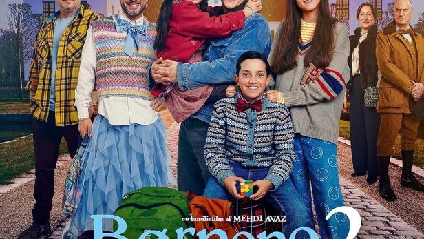 Das Filmplakat für „Børnene fra Sølvgade 2“ zeigt die junge Besetzung vor einem Herrenhaus.