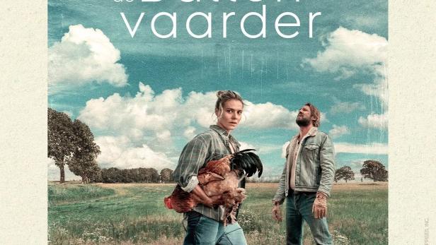 Das Filmplakat für „De Ballonvaarder“ zeigt eine Frau mit Hühnern und einen Mann unter einem Heißluftballon.