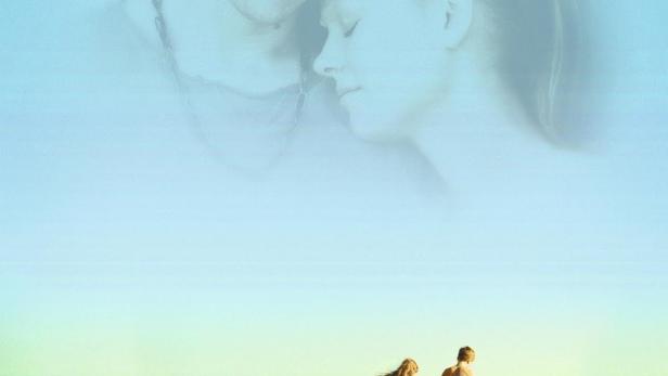 Das Filmplakat für „Garden Lane“ zeigt ein Paar und zwei Kinder in einer Dünenlandschaft.