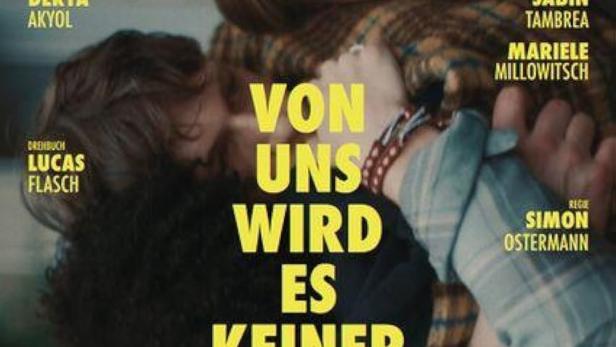 Das Filmplakat für „Von uns wird es keiner sein“ zeigt zwei junge Frauen, die eng aneinanderliegen.