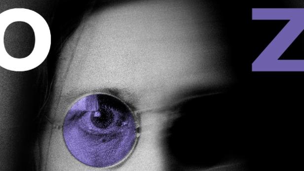 Ozzy Osbourne blickt auf Schwarz-Weiß-Foto durch blaugetönte Brille.