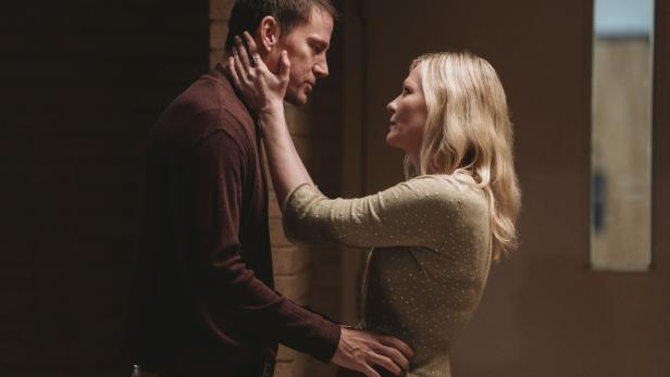 Channing Tatum und Kirsten Dunst berühren einander zärtlich in einer Filmszene.