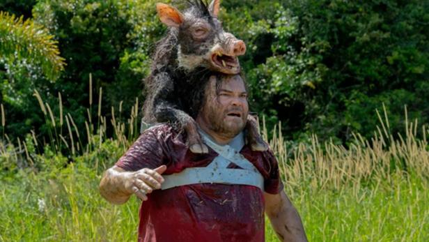 Jack Black trägt in Filmrolle ein Wildschein auf dem Rücken.
