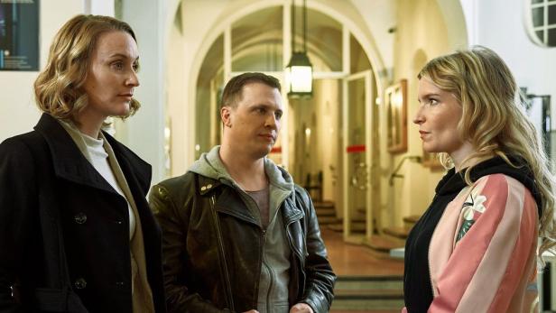 Christina Athenstädt befragt mit Assistenten als Anwältin eine Zeugin 