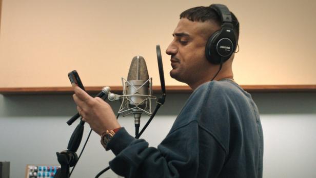 Gangster-Rapper Haftbefehl vor dem Mikro im Tonstudio.