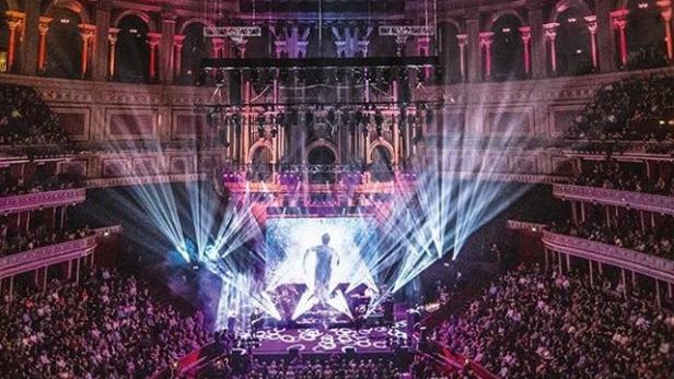 Das Konzert von Marillion in der Royal Albert Hall mit Lichteffekten und Publikum.