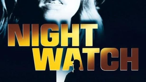 Das Filmplakat für „Nightwatch“ zeigt eine verängstigte Frau und einen Wachmann im Dunkeln.