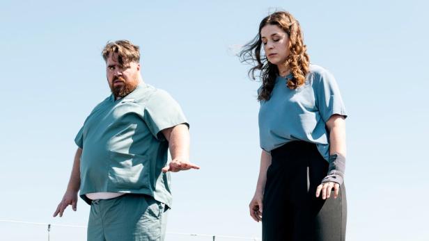 Frau versucht einen Intensivpfleger davon abzubringen, vom Dach zu springen