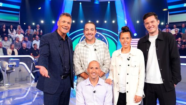 Gruppenbild von Assinger und Promi-Sportlern im Millionenshow-Studio