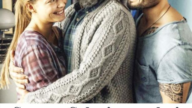 Ein Mann wird von einer jungen Frau und einem jungen Mann umarmt.