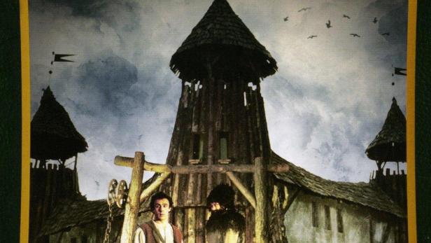 Das Cover des Films „Die Schwarze Mühle“ zeigt zwei Figuren vor einer alten Mühle.