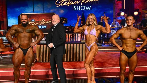 Stefan Raab in seiner Show umgeben von Bodybuildern