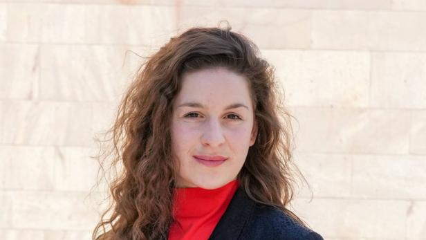 Porträtfoto von Lou Strenger.