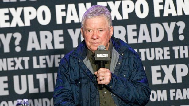 William Shatner mit Mikro in der Hand