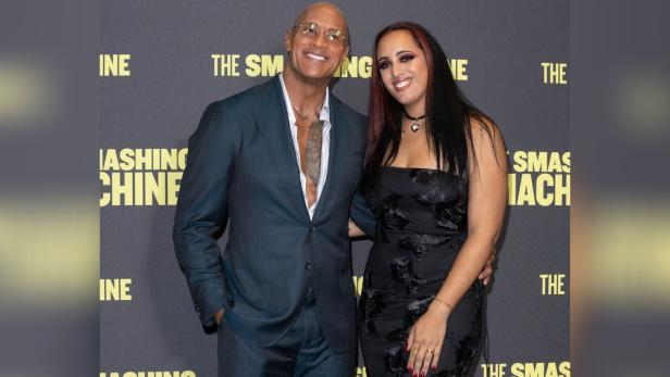 Dwanye Johnson steht neben Tochter Ava Raine und legt den Arm um sie